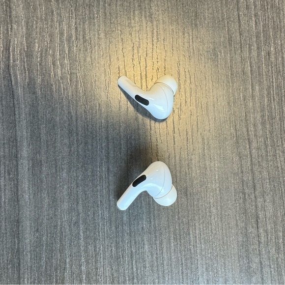 Apple AirPod Pros (1st Gen) - Picture 2 of 5
